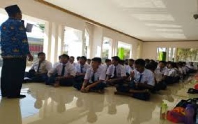 Doa Bersama SMPN 2 Ngasem Kediri: Menanamkan Jiwa Keimanan dan Ketaqwaan Kepada Tuhan Yang Maha Esa